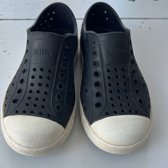 Native Shoes black size 10 - Picture 3 of 6